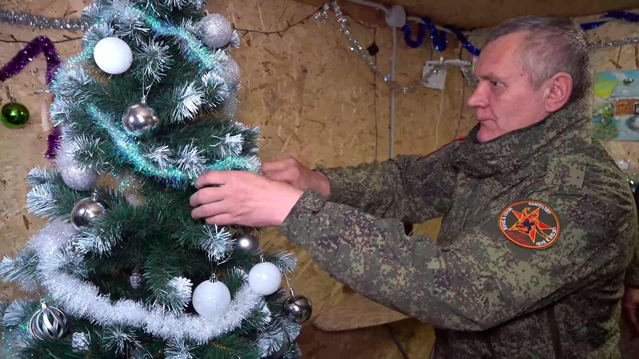 Российские бойцы в зоне СВО украсили блиндажи к Новому году