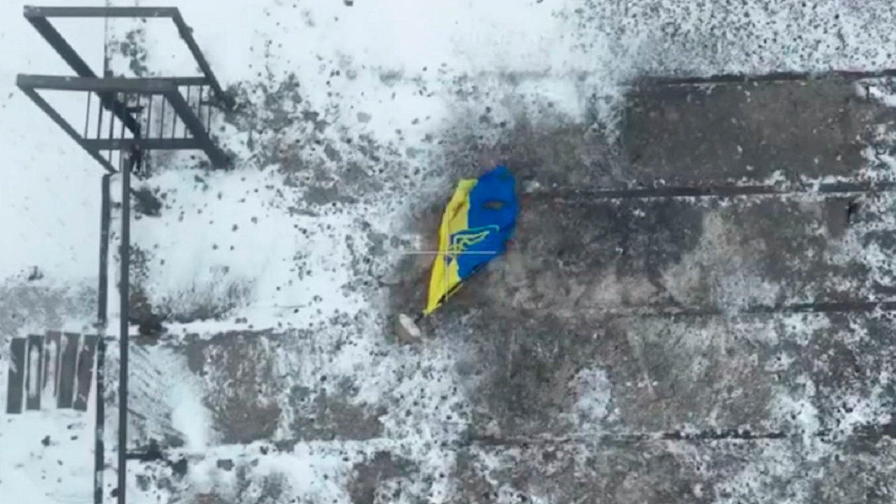 Бойцы ВС РФ уничтожили сброшенные с дронов украинские флаги в освобожденных городах