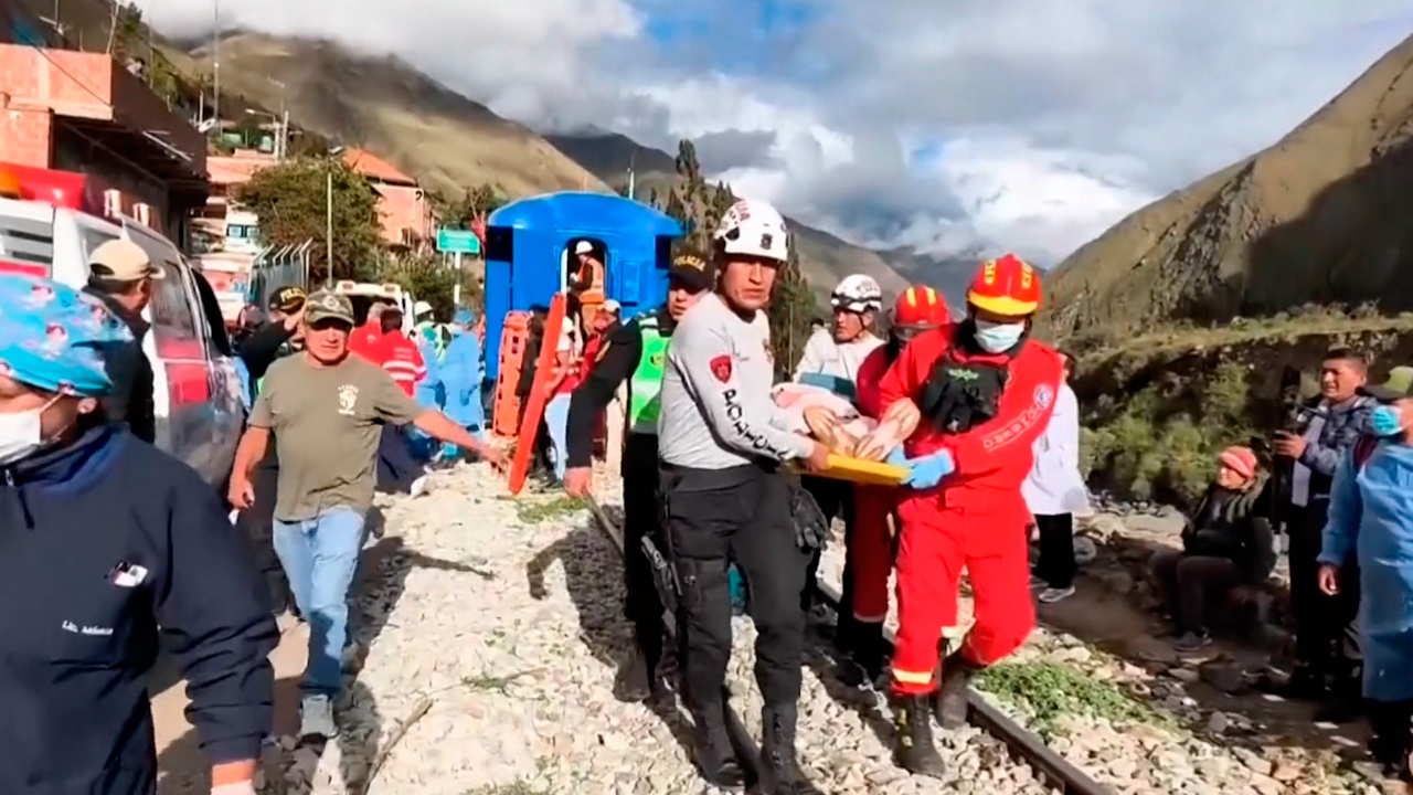 Машинист погиб и 40 человек пострадали при лобовом столкновении поездов в Перу