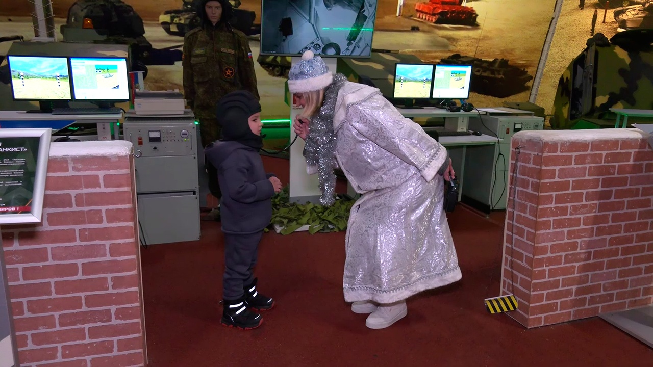 Замминистра обороны Санчик исполнил желание мальчика побывать в роли танкиста