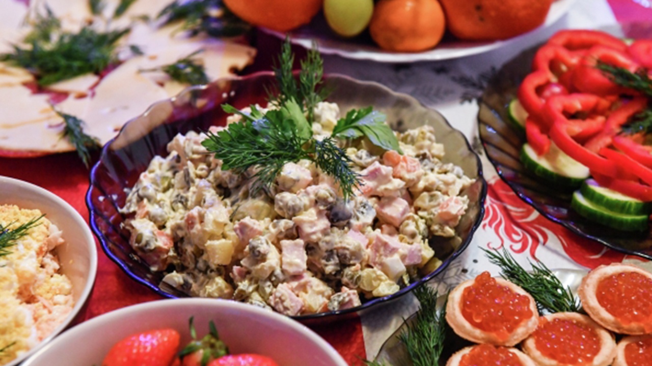 Диетолог рассказала о способах вернуть в норму пищеварение после праздников