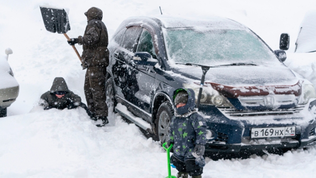 В Петропавловске-Камчатском из-за снега ввели муниципальный режим ЧС