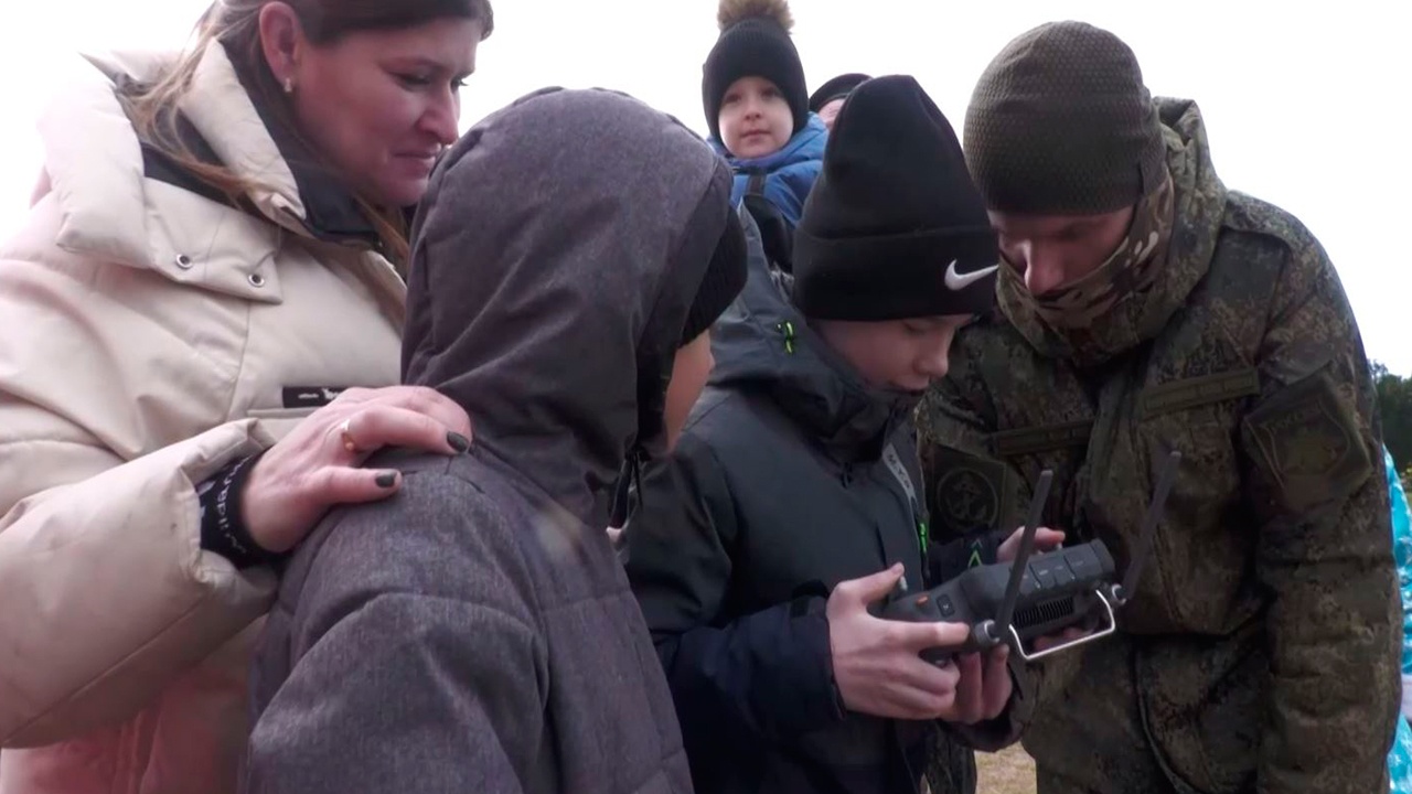 Главнокомандующий ВМФ Моисеев исполнил новогодние желания двух школьников