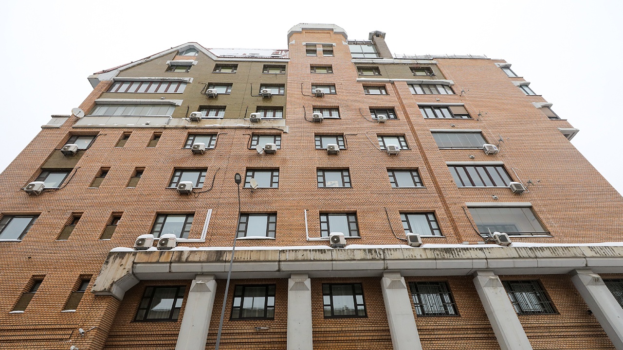 Юрист допустил, что приставы могут срезать с петель дверь в квартиру Долиной