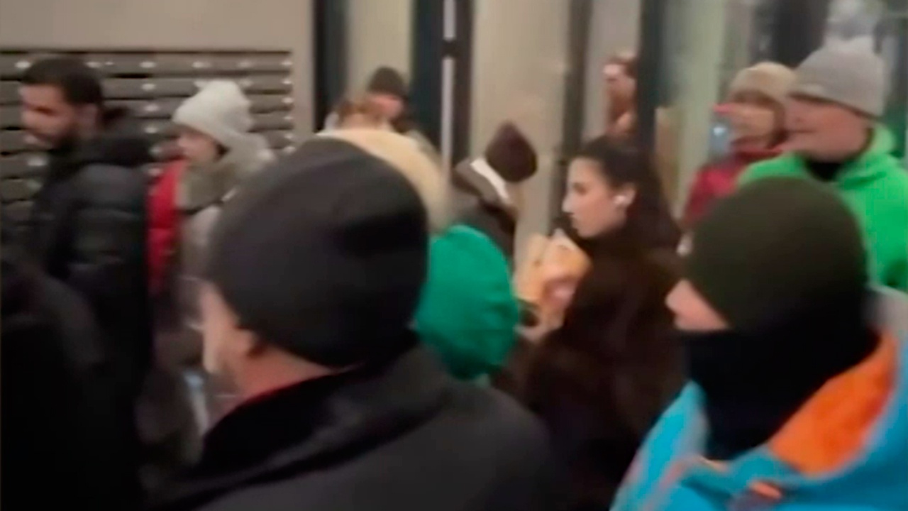 Пешком на 32-й этаж: тысячи москвичей столкнулись с массовыми сбоями лифтов