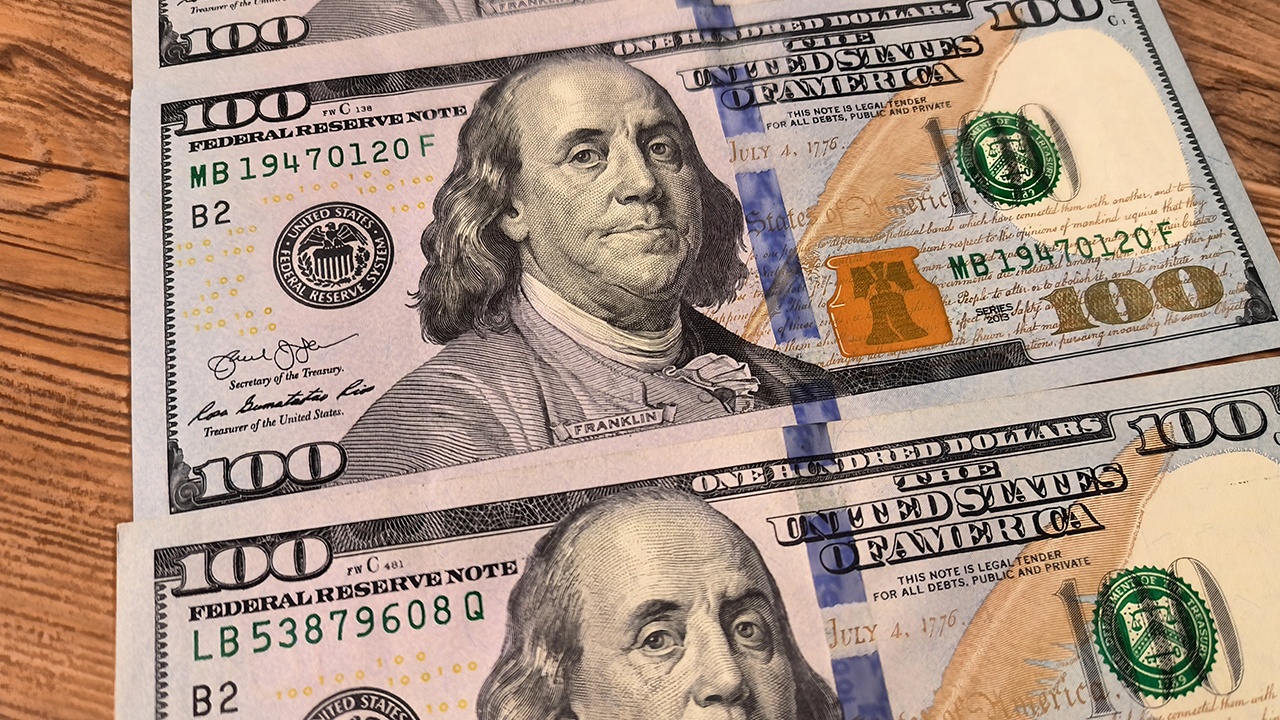 Во Внуково таможенники нашли у россиянки 105 тысяч долларов наличными