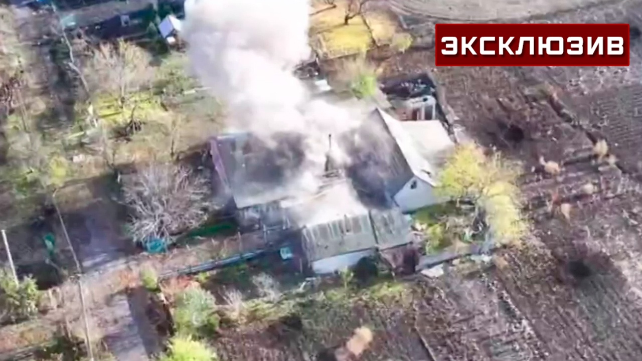 Бойцы соорудили ледяной мост для освобождения Жовтневого