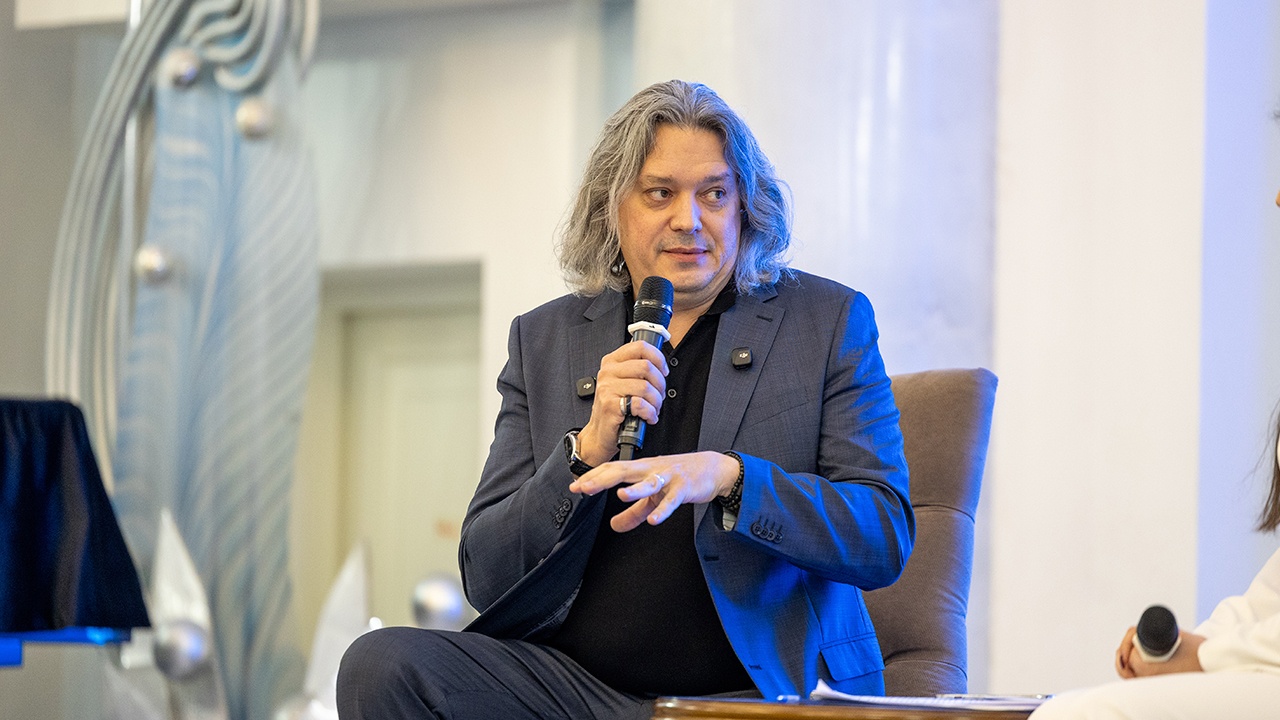 Дирижер Разумовский провел творческую встречу в ЦДРА