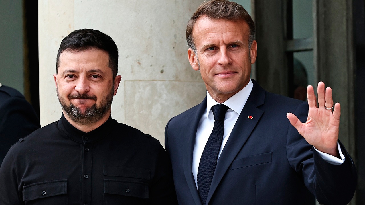 В сети опубликовали видео телефонного разговора Макрона и Зеленского с Трампом