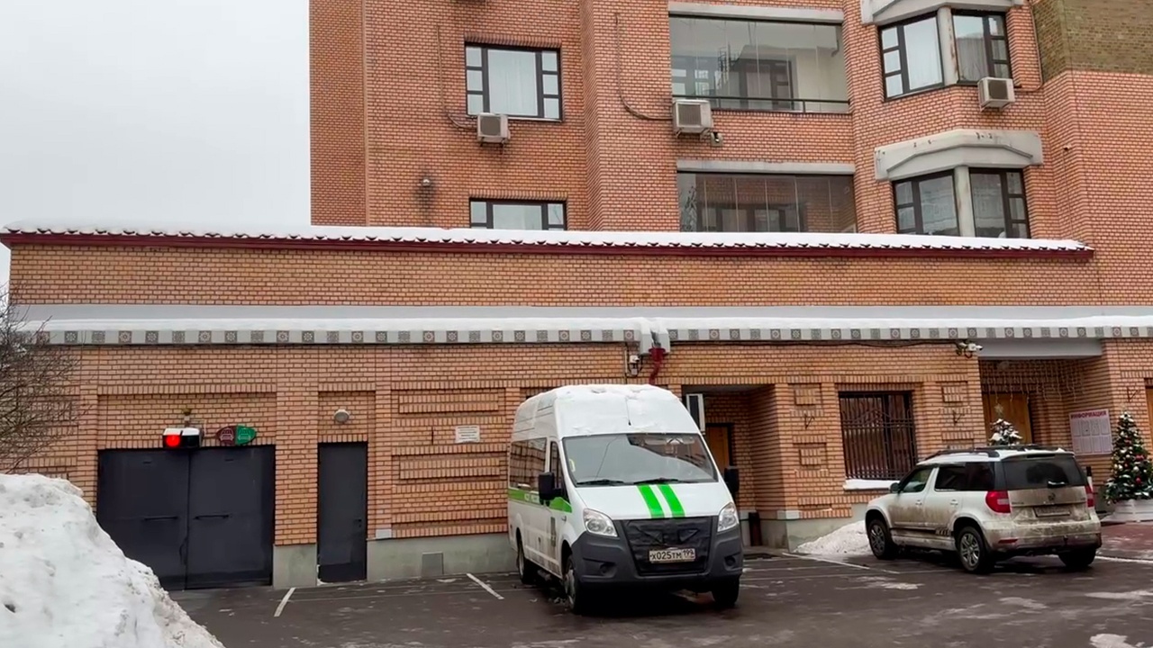 К квартире Долиной в Хамовниках приехали судебные приставы