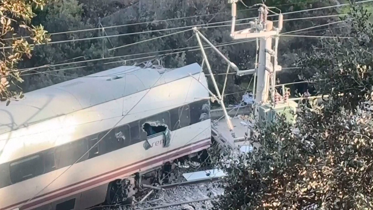 Число жертв столкновения поездов в Испании возросло до 40