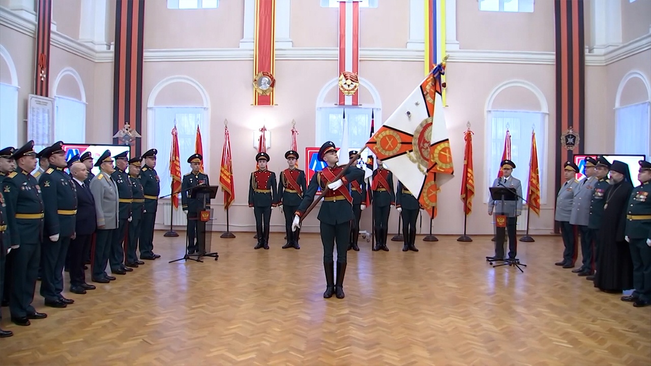 Мордвичев закрепил орден Кутузова на знамени Михайловской академии