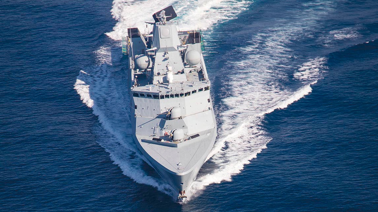 Военный корабль Дании патрулирует акваторию у гренландского Нуука