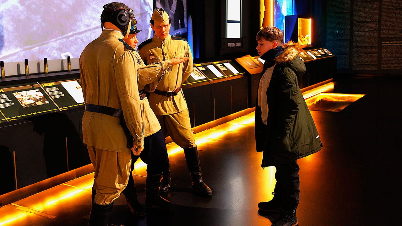 Евкуров организовал экскурсию по парку «Патриот» для школьника Саши