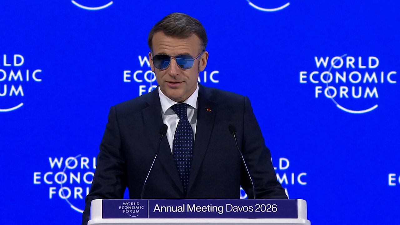 Макрон выступил на форуме в Давосе в солнечных очках