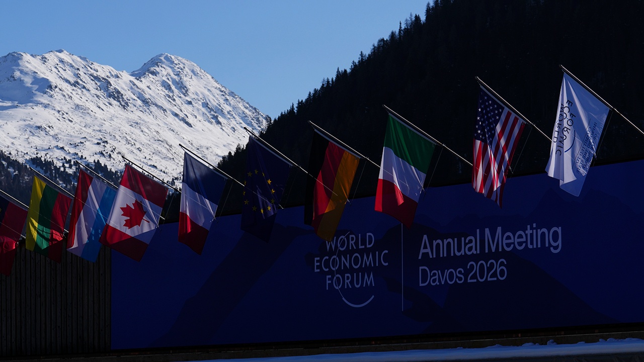 Сауна, маневры и картинки: в какой атмосфере открылся саммит в Давосе