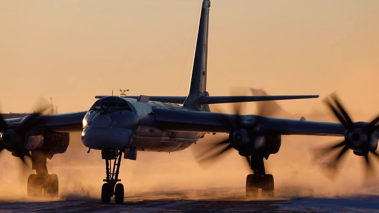 Ту-95МС выполнили полет над водами Японского моря 