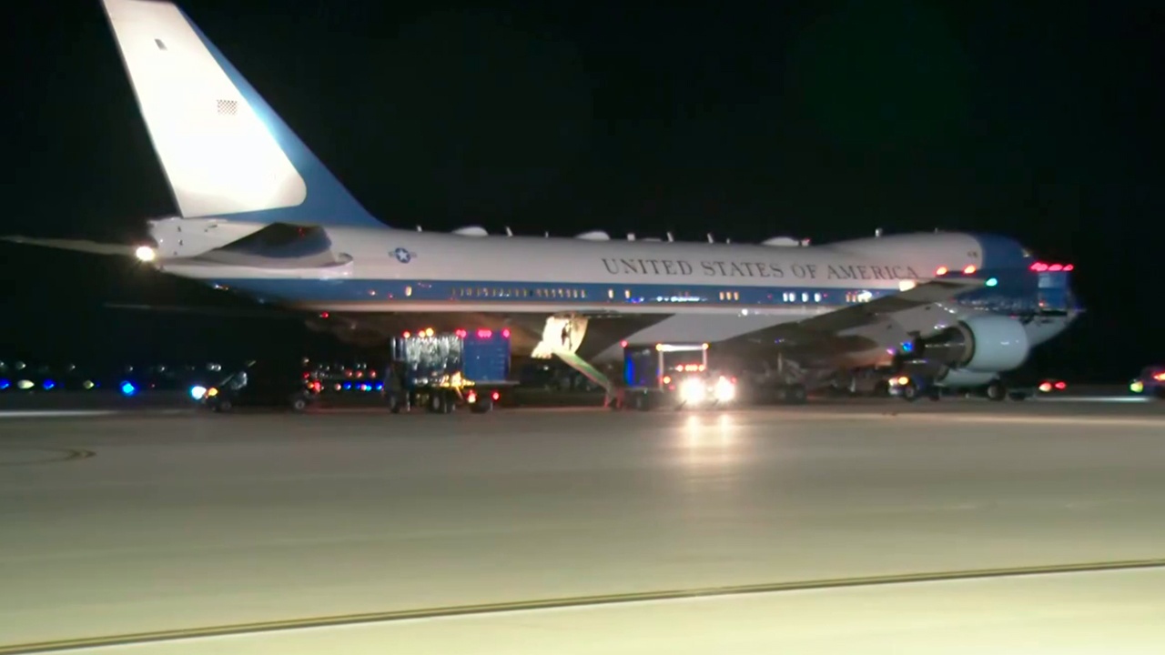 Самолет Трампа после вылета в Давос вернулся на авиабазу из-за поломки