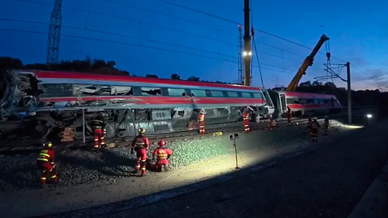 Пассажирский поезд в Испании столкнулся с бетонной стеной