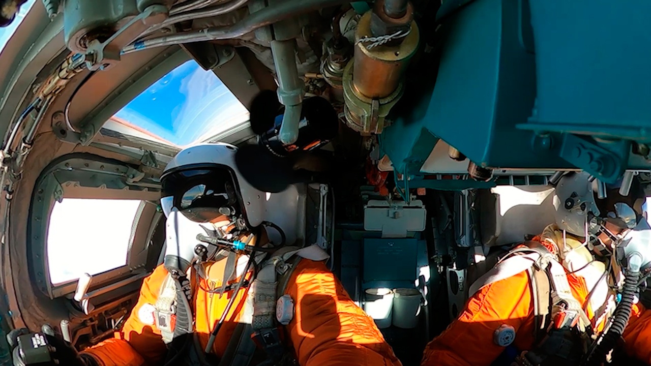 Дальние бомбардировщики Ту-22М3 ВКС России выполнили полет над Балтикой