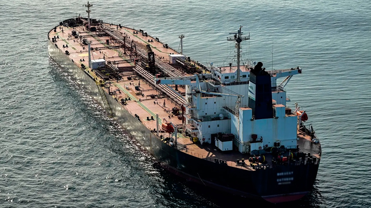 Макрон сообщил о задержании шедшего из России танкера