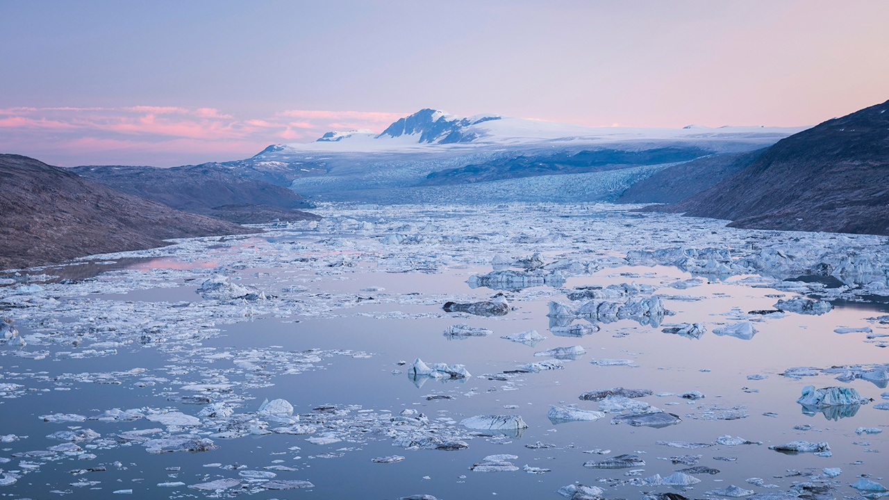 Европа начнет закупать ледоколы и военную технику для Арктики
