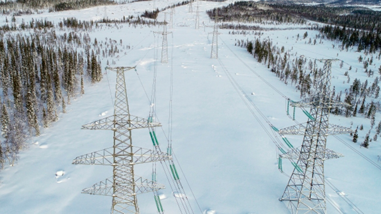 В Мурманской области мороз повредил пять опор ЛЭП, им везут замену