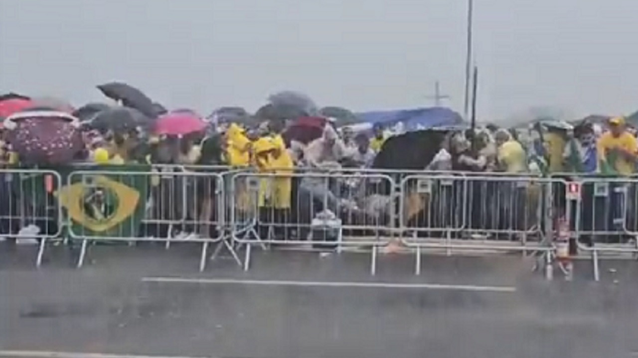 В Бразилии 72 человека пострадали от удара молнии во время митинга