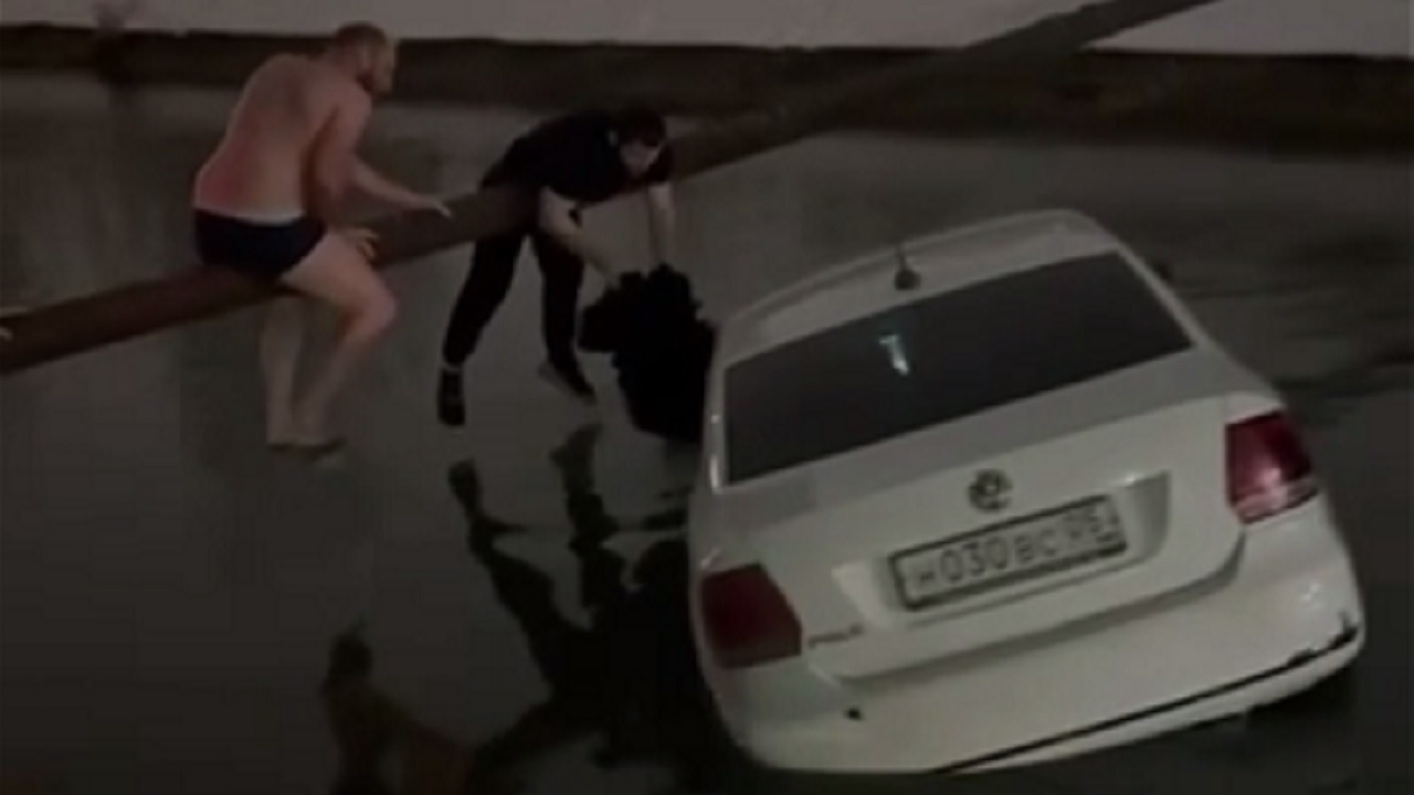 В Британии восхитились спасением матери с ребенком из тонувшего такси в Дагестане 