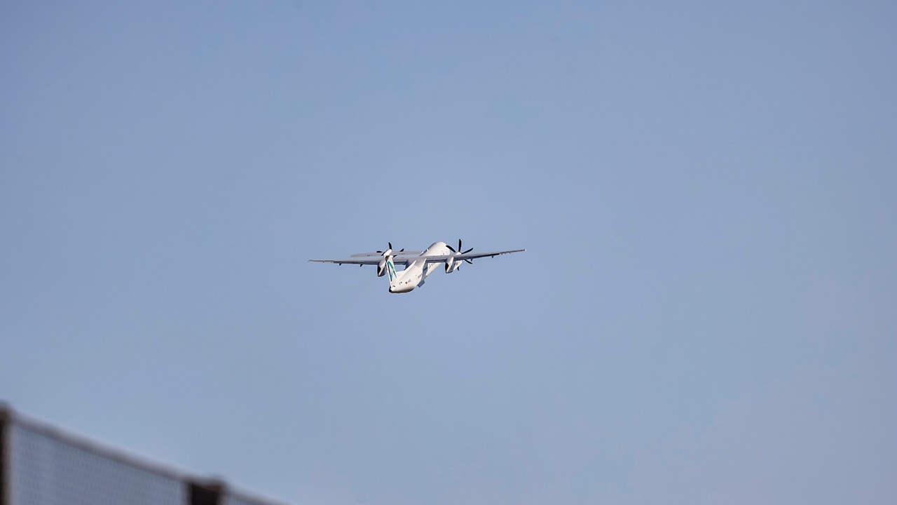 CNN: частный самолет с восемью пассажирами рухнул на взлете в США