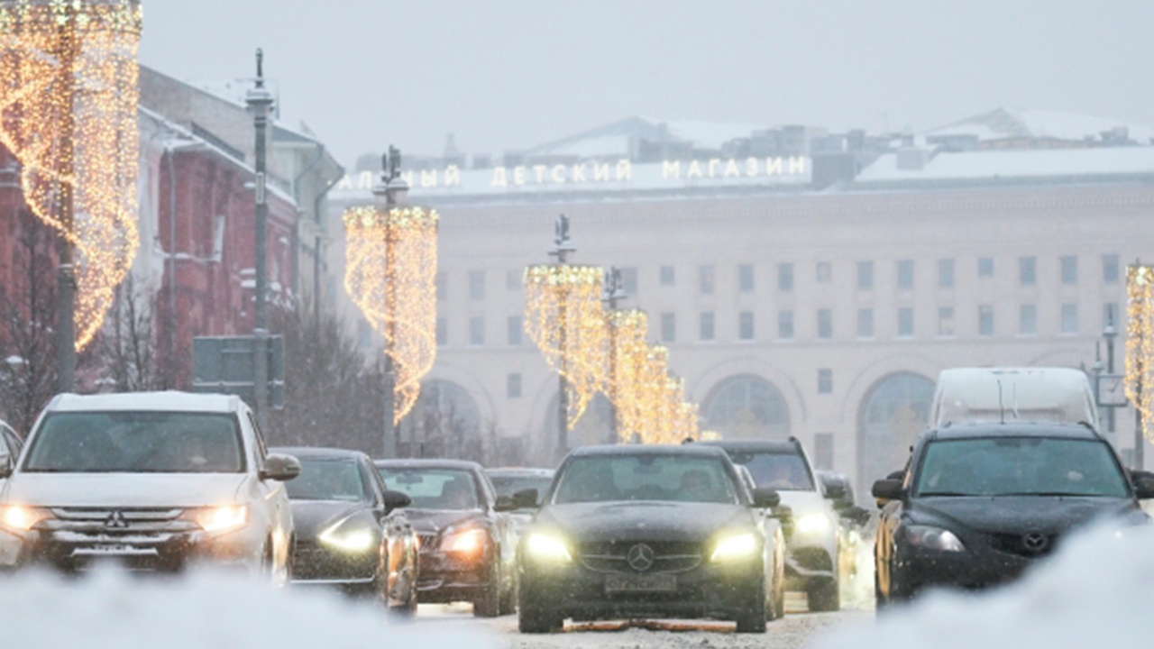 Сильный снегопад парализовал движение в Москве