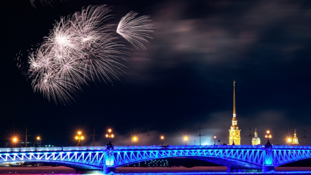 Салют в честь 82-й годовщины освобождения Ленинграда прогремел в Петербурге