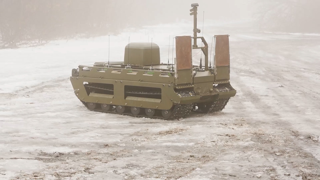 Минобороны показало, как боевые роботы ставят аэрозольные завесы в зоне СВО