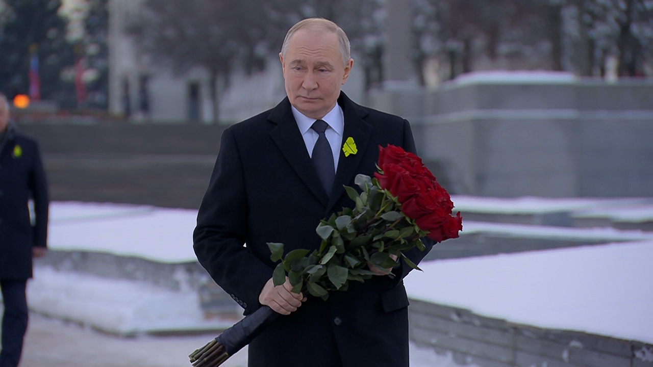 Путин возложил цветы на Пискаревском кладбище в годовщину снятия блокады Ленинграда