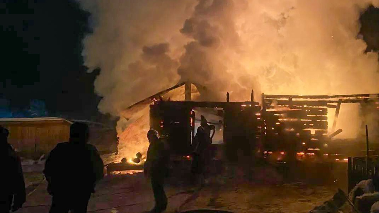 Пять человек стали жертвами пожара в частном доме в Якутии