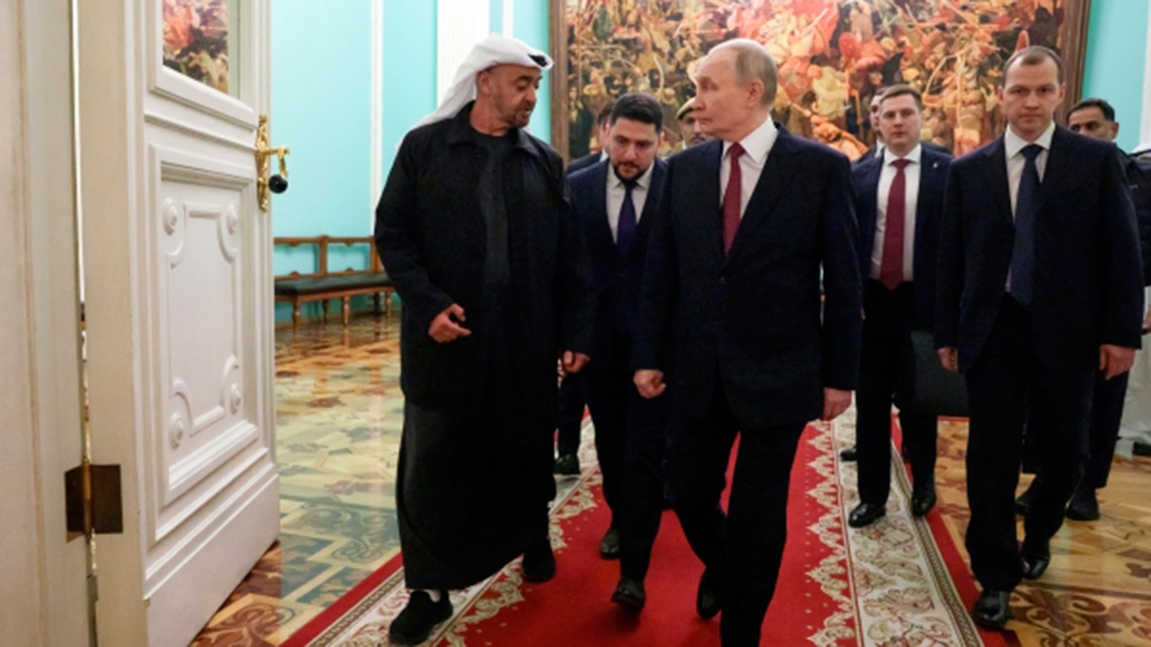 Президент ОАЭ прибыл в Россию в подаренной Путиным куртке