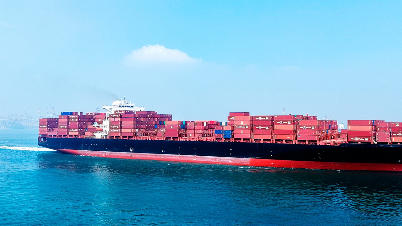 Иранский сухогруз получил пробоину и сел на мель у порта Махачкалы