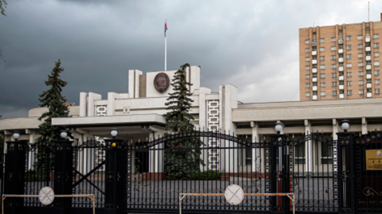 У посольства КНДР в Москве под толщей снега обрушилась крыша