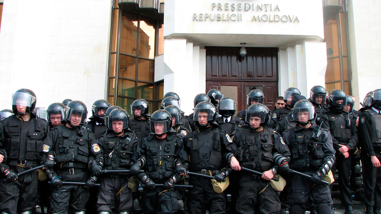 Захарова: Молдавия стала нищим полицейским государством