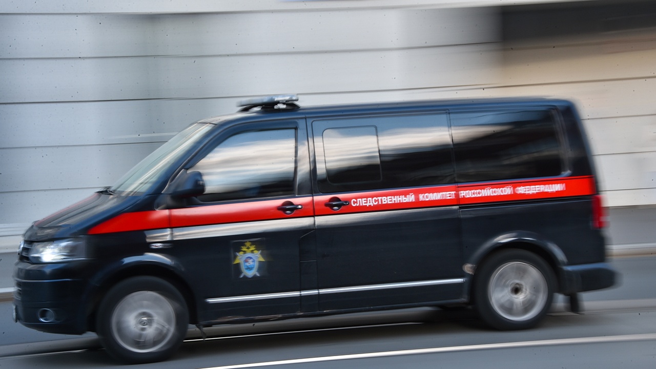 Десять рабочих пострадали при опрокидывании вахтовки с моста в реку на Камчатке