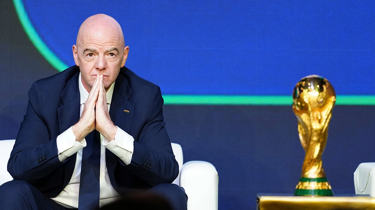 Инфантино: ФИФА должна рассмотреть отмену отстранения России