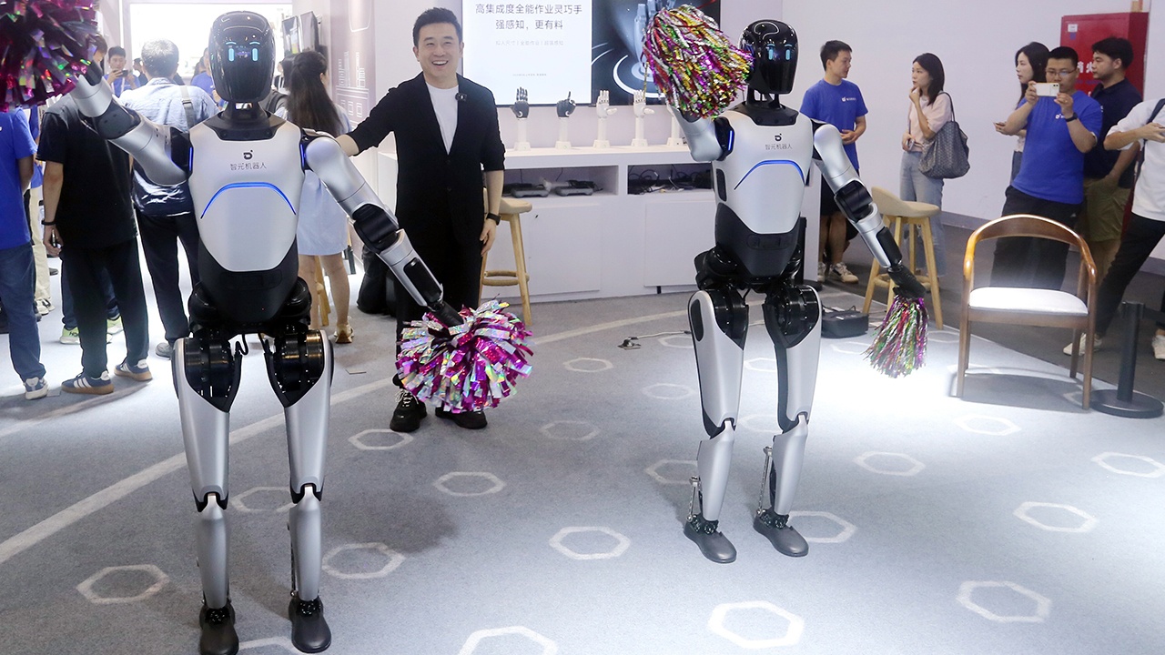 Вучич пообещал провести военный парад с тысячами роботов