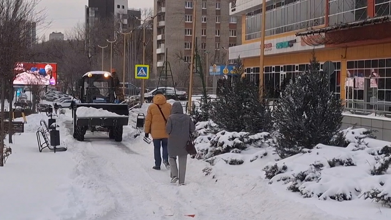 Пробки из фур и метель: аномальные снегопады накрывают юг России