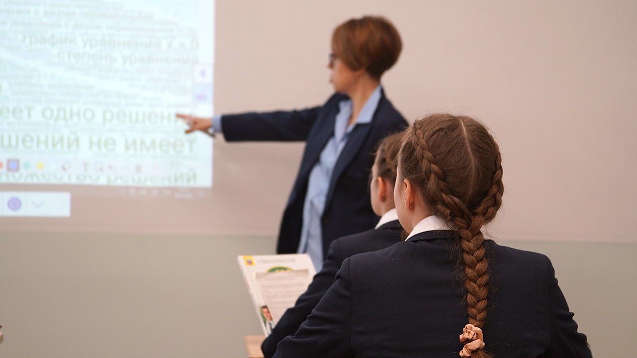 Путин поручил повысить качество подготовки учителей начальной школы