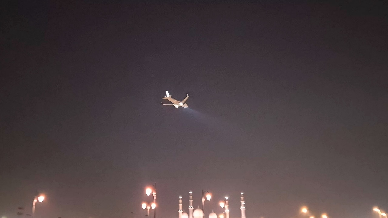 Самолет российской делегации сел в аэропорту Абу-Даби