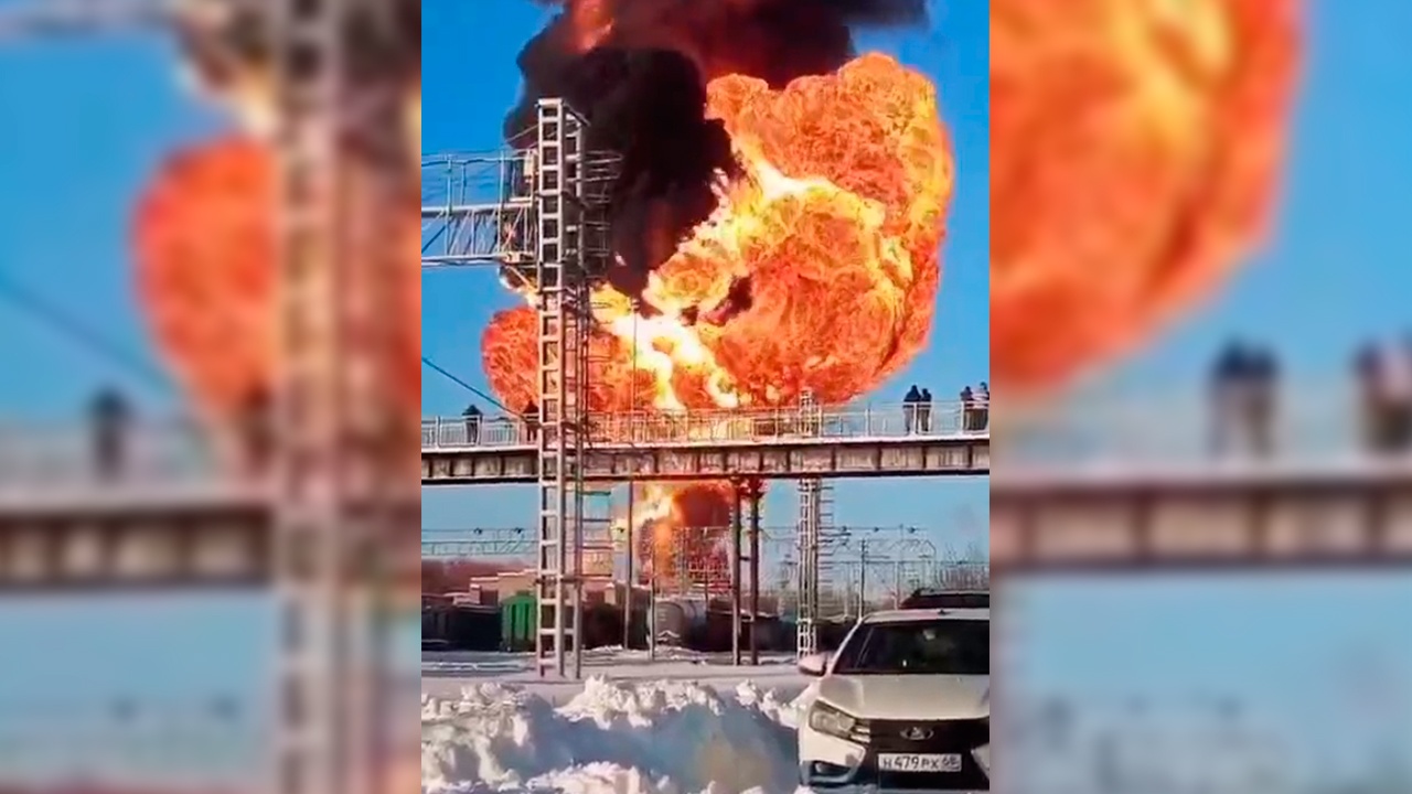 В Мичуринске сошли с рельсов цистерны с топливом, начался мощный пожар