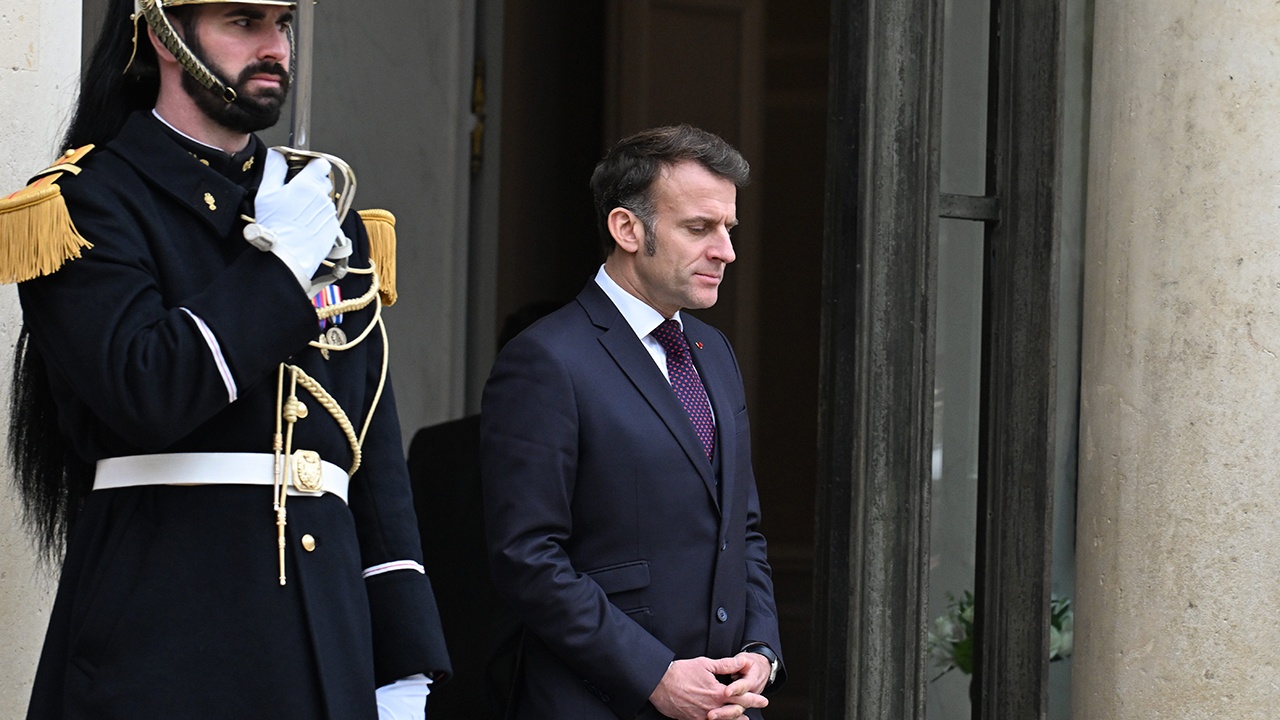 Филиппо: Макрон хочет спасти карьеру за счет отношений с Россией