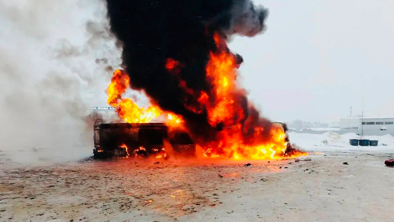 Два человека попали в больницу после возгорания бензовоза в ХМАО