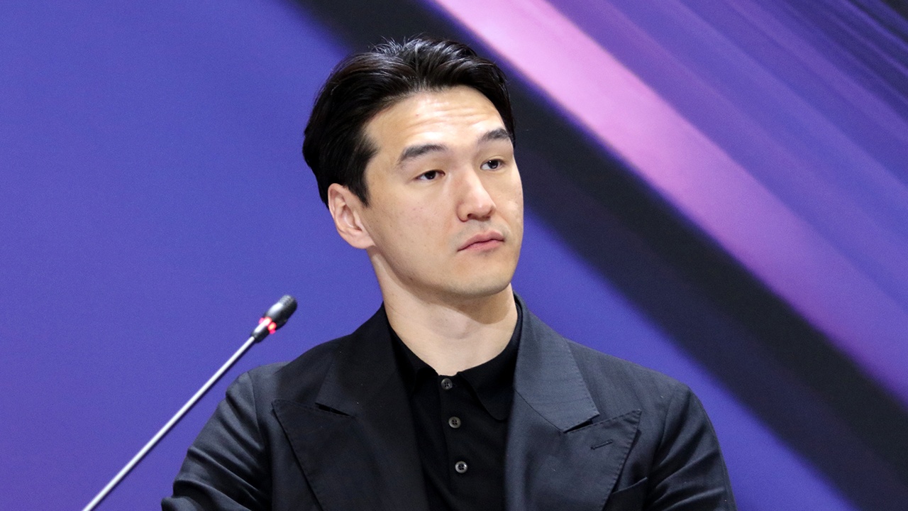 Стендаперу Нурлану Сабурову запретили въезд в РФ на 50 лет