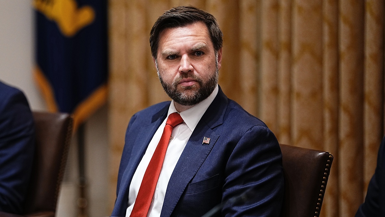 На Олимпиаде в Италии Вэнса сопровождают 300 охранников и кортеж из 45 машин